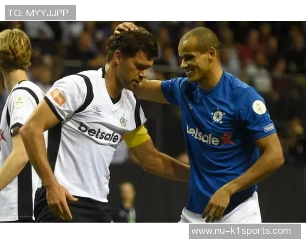 足球巨星携手女友庆祝夺冠时刻亲密合影定格幸福瞬间